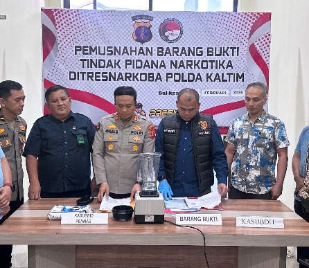 Tegaskan Komitmen Berantas Narkotika, Polda Kaltim Musnahkan Puluhan Butir Ekstasi WhatsApp Image 2026 02 24 at 15.46.18