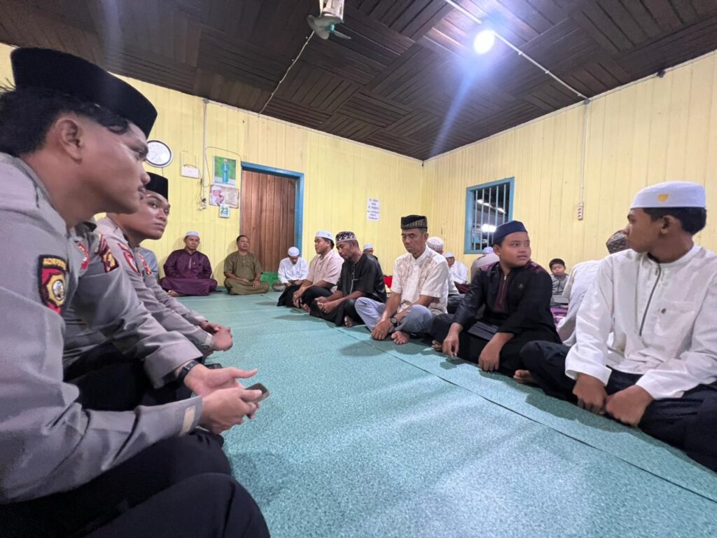 Buka Puasa Bersama di Tanjung Isuy, Kapolsek Jempang Perkuat Silaturahmi dan Sampaikan Pesan Kamtibmas WhatsApp Image 2026 02 25 at 12.39.58