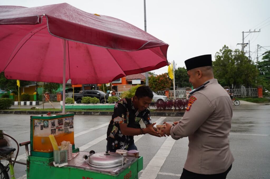 Polres Paser dan Insan Pers Kompak Berbagi Takjil, Perkuat Sinergi di Bulan Suci Ramadhan WhatsApp Image 2026 02 25 at 22.05.22
