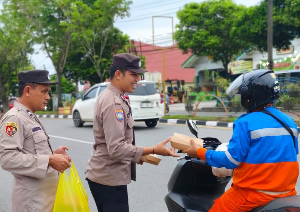Polres Bontang Tebarkan Kepedulian Ramadhan, Bagikan Takjil untuk Masyarakat WhatsApp Image 2026 02 27 at 14.46.58