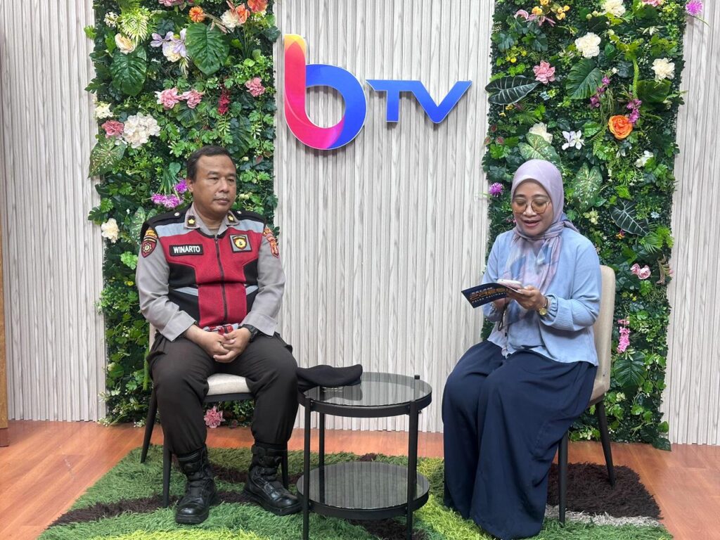 Melalui Talkshow ‘Ngobrol Pintar’ di BTV, Ditsamapta Polda Kaltim Sampaikan Perannya dalam Menjaga Stabilitas Kamtibmas dengan Efektivitas Patroli WhatsApp Image 2026 02 27 at 15.13.31