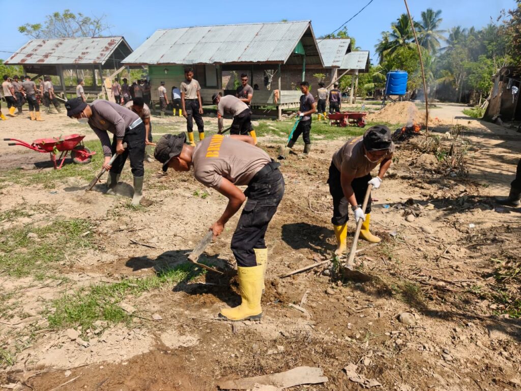 Pulihkan Pusat Pengajian, Personel BKO Brimob Kaltim Bersihkan Sisa Banjir Bandang di Muara Batu brimob