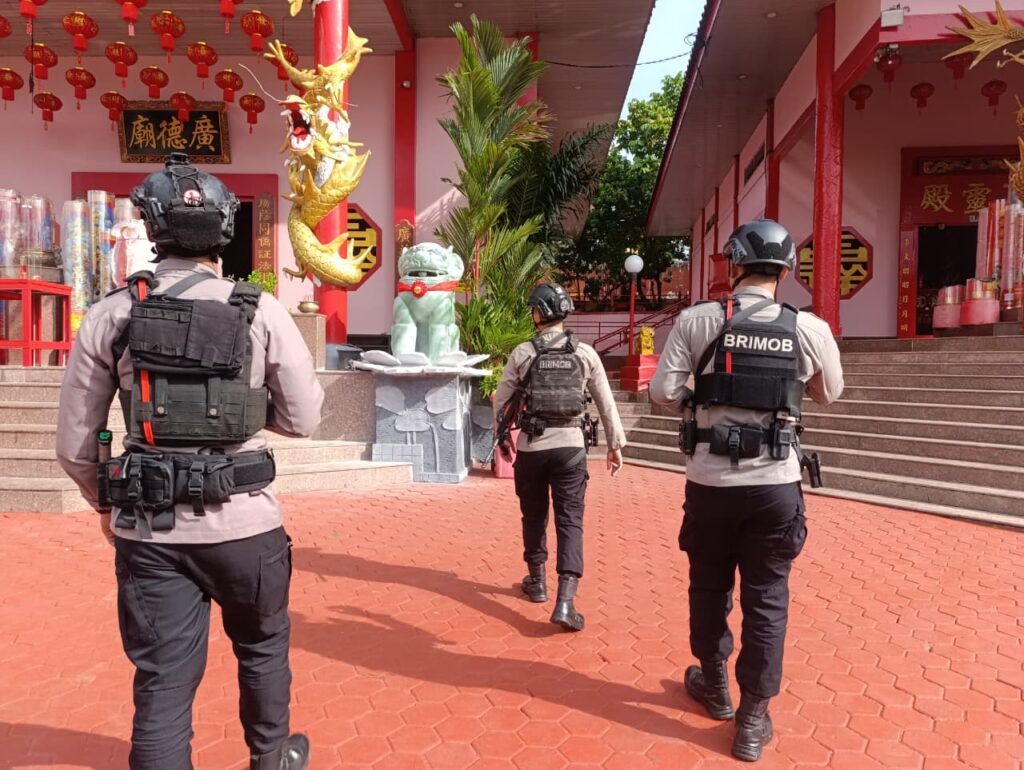 Pastikan Perayaan Imlek Aman, Brimob Kaltim Berikan Pengamanan di Vihara Buddha Manggala Balikpapan brimob 3