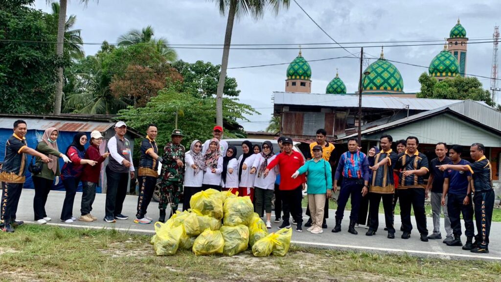 Sinergi TNI-Polri dan Warga, Gotong Royong Massal di Muara Badak Sukseskan Program ASRI btg
