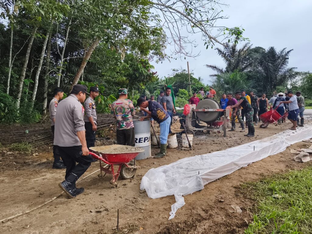 TMMD ke-127 Tahun 2026, TNI–Polri dan Warga Laksanakan Semenisasi Jalan di Kampung Linggang Amer kubar 1