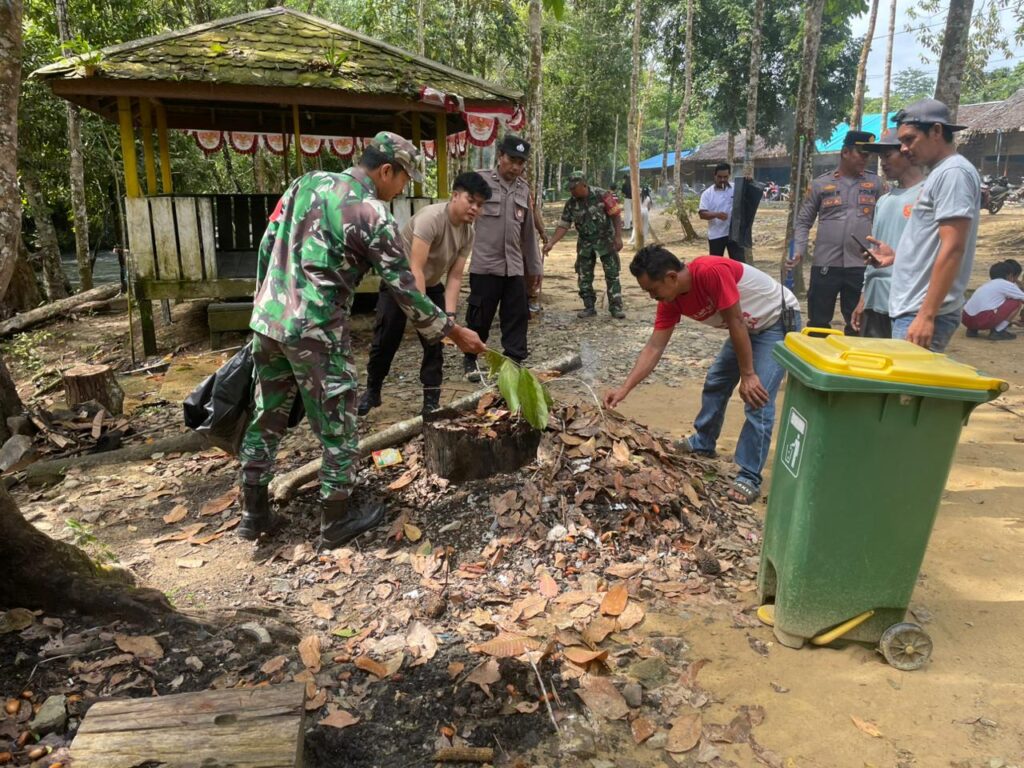 Polsek Damai Bersama TNI, Warga, dan Pelajar Gelar Gerakan Indonesia ASRI di Wisata Batu Bura kubar