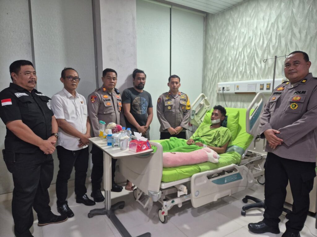 Wujud Kepedulian, Wakapolres Kukar Jenguk Personel Yang Sedang Sakit kukar 2