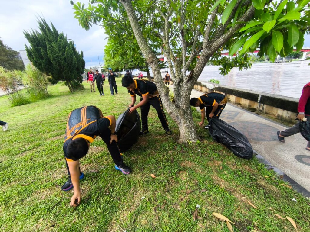 Polsek Tenggarong Turut Sukseskan Kukar Bebersih 2026 di Pulau Kumala kukar 3