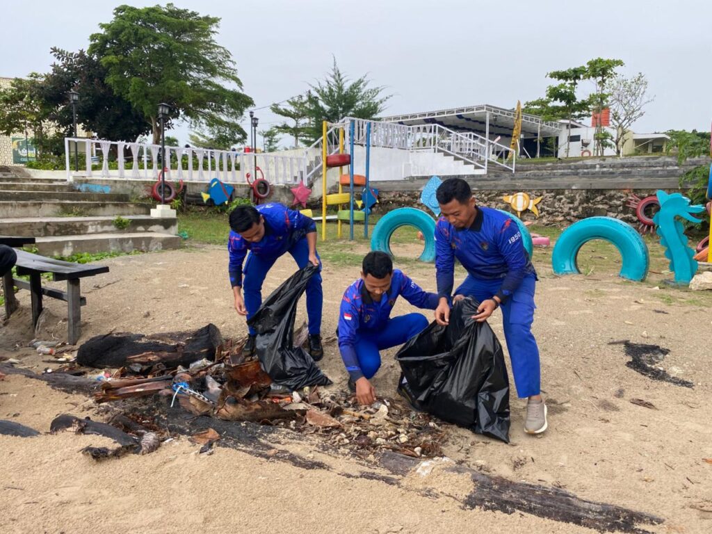 Ditpolairud Polda Kaltim Ajak Warga Bersihkan Pesisir Lewat Program Jum’at ASRI di Pantai Stal Kuda Balikpapan polair