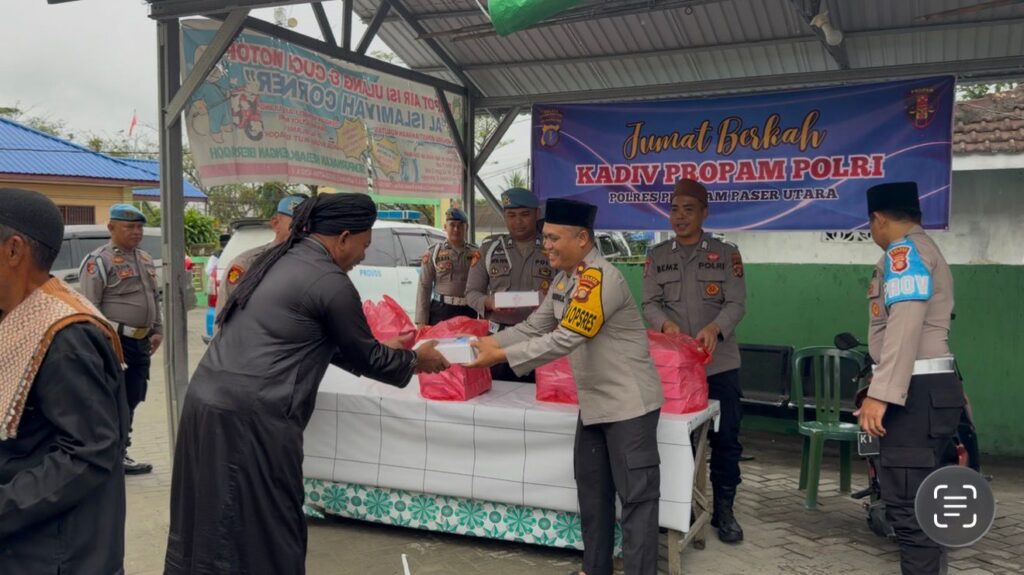 Gelar Jum’at Berkah, Wakapolres PPU Bagikan Nasi Kotak kepada Jamaah Sholat Jumat ppu