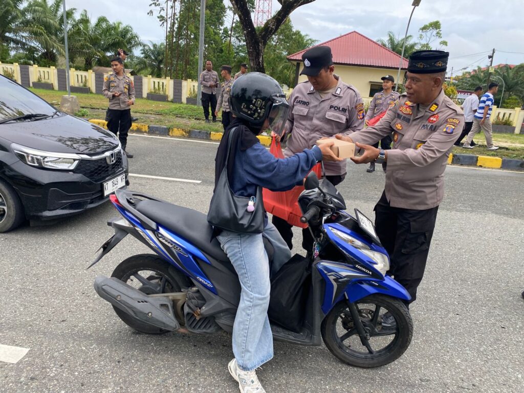 Polres PPU Bagikan Takjil Ramadan, Perkuat Kedekatan dengan Masyarakat ppu 3