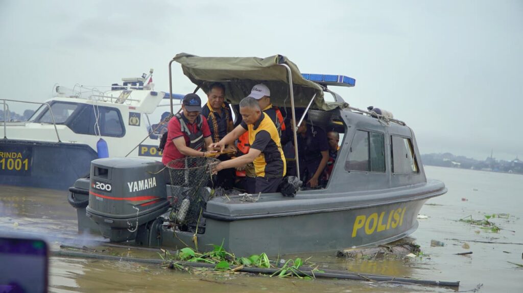 Polresta Samarinda dan Forkopimcam Samarinda Ilir Gelar Kurve di Sungai Karang Mumus samarinda
