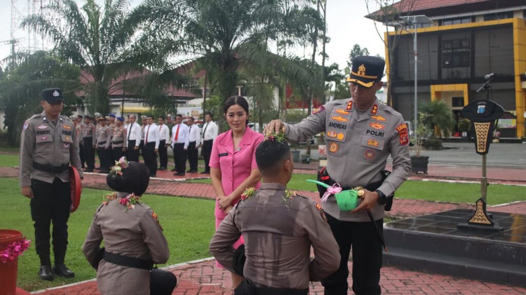 Kapolres PPU Pimpin Tradisi Penyambutan Bintara Remaja, Tanamkan Semangat Pengabdian Sejak Dini PPU 3