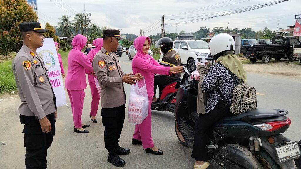 Polsek Loa Janan Berbagi Takjil, Pererat Silaturahmi Bersama Masyarakat di Bulan Ramadan WhatsApp Image 2026 03 01 at 09.24.49