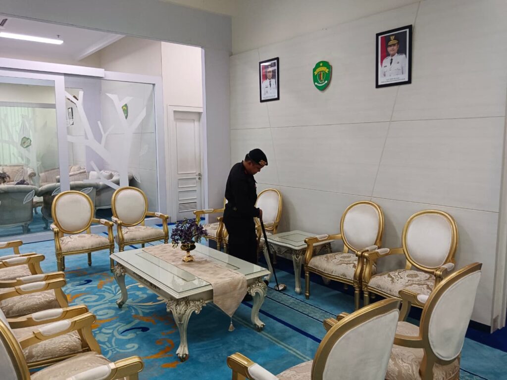 Sterilisasi Ketat Bandara VVIP SAMS Sepinggan, Gegana Brimob Polda Kaltim Amankan Kunjungan Menteri LHK WhatsApp Image 2026 03 01 at 10.30.12 1