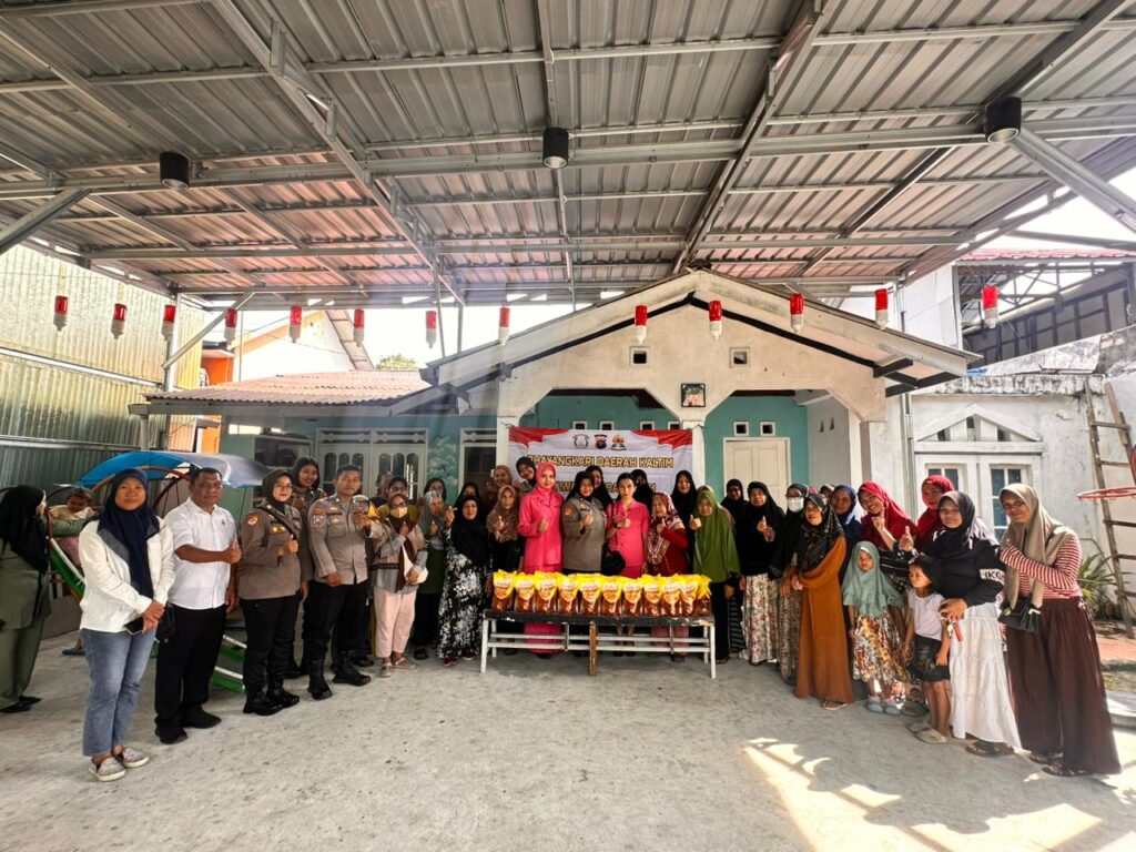Polwan Biro Rena Polda Kaltim dan Bhayangkari Berbagi 100 Paket Minyak Goreng kepada Warga Balikpapan Timur WhatsApp Image 2026 03 04 at 11.53.23