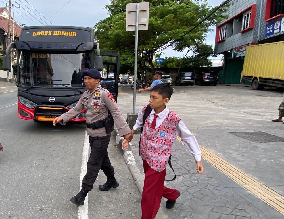 Polri Untuk Masyarakat, Sat Brimob Polda Kaltim Hadirkan Antar Jemput Bus Sekolah Gratis WhatsApp Image 2026 03 05 at 06.36.55