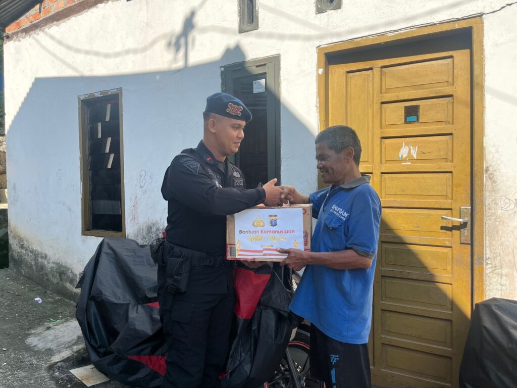 Brimob Polda Kaltim Tebar Kepedulian di Bulan Ramadan, Salurkan Sembako kepada Warga di Balikpapan dan Paser WhatsApp Image 2026 03 06 at 10.18.17