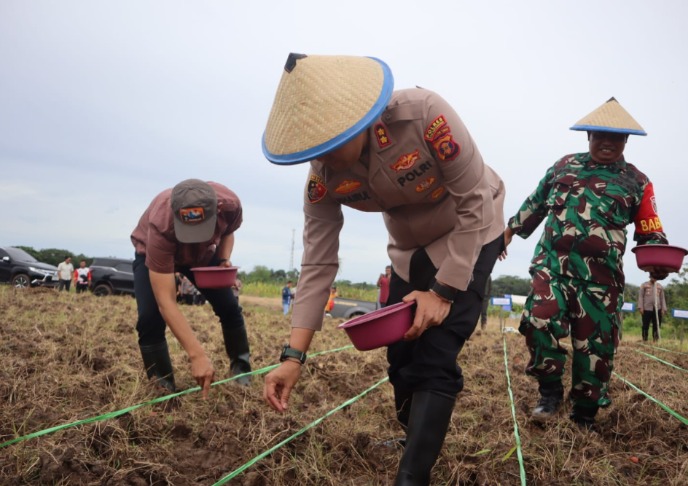 Manfaatkan Lahan Eks.Tambang, Polres Kukar Gelar Penanaman Jagung Serentak Kuartal I Tahun 2026 WhatsApp Image 2026 03 08 at 14.22.26