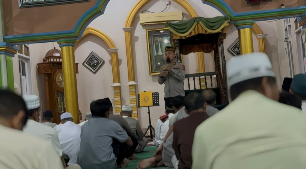 Ditbinmas Polda Kaltim Laksanakan Tarawih Keliling dan Sampaikan Pesan Kamtibmas kepada Jamaah di Balikpapan WhatsApp Image 2026 03 10 at 08.44.09