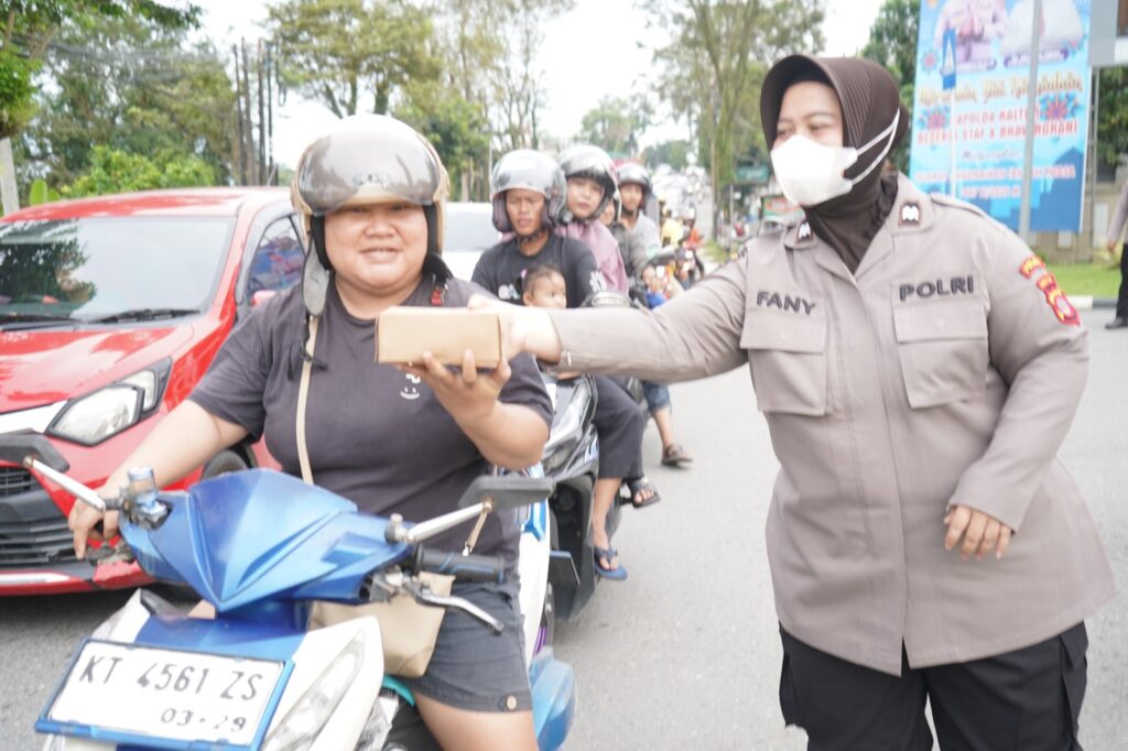 SPKT dan Ditresnarkoba Polda Kaltim Berbagi Takjil kepada Masyarakat di Depan Mako Polda WhatsApp Image 2026 03 10 at 09.30.00