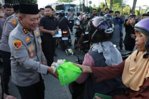 Polda Kaltim Bagikan 600 Takjil kepada Masyarakat di Depan Mako Polda 1 WhatsApp Image 2026 03 10 at 19.15.32