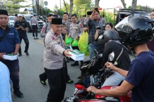 Polda Kaltim Bagikan 600 Takjil kepada Masyarakat di Depan Mako Polda 2 WhatsApp Image 2026 03 10 at 19.15.34