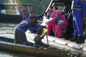 Ditpolairud Polda Kaltim Berbagi 400 Takjil kepada Nelayan di Pesisir Teluk Balikpapan 1 WhatsApp Image 2026 03 10 at 22.17.39 1