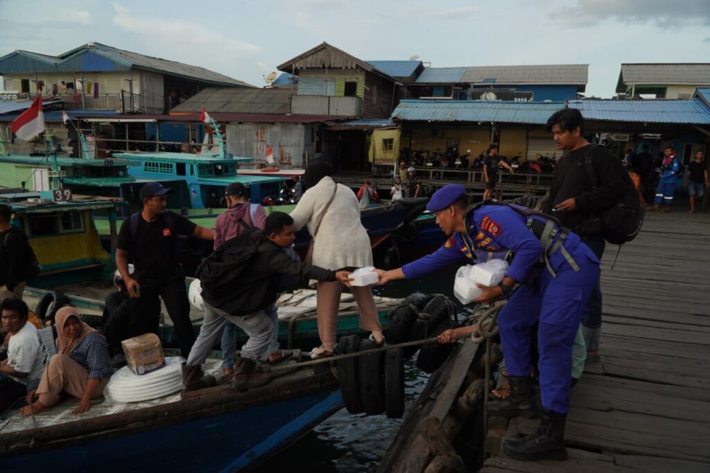 Ditpolairud Polda Kaltim Berbagi 400 Takjil kepada Nelayan di Pesisir Teluk Balikpapan WhatsApp Image 2026 03 10 at 22.17.39