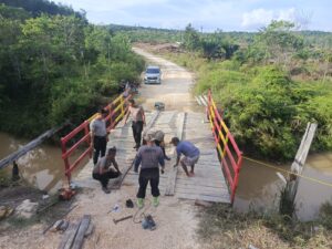 Dukung Percepatan Infrastruktur Nasional, Sat Brimob Polda Kaltim Perbaiki Sejumlah Jembatan Guna Kelancaran Konektivitas Masyarakat 2 WhatsApp Image 2026 03 11 at 08.40.24 1