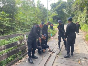 Dukung Percepatan Infrastruktur Nasional, Sat Brimob Polda Kaltim Perbaiki Sejumlah Jembatan Guna Kelancaran Konektivitas Masyarakat 1 WhatsApp Image 2026 03 11 at 08.40.24