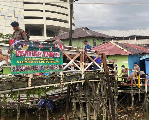 Dukung Percepatan Infrastruktur Nasional, Sat Brimob Polda Kaltim Perbaiki Sejumlah Jembatan Guna Kelancaran Konektivitas Masyarakat WhatsApp Image 2026 03 11 at 13.46.12