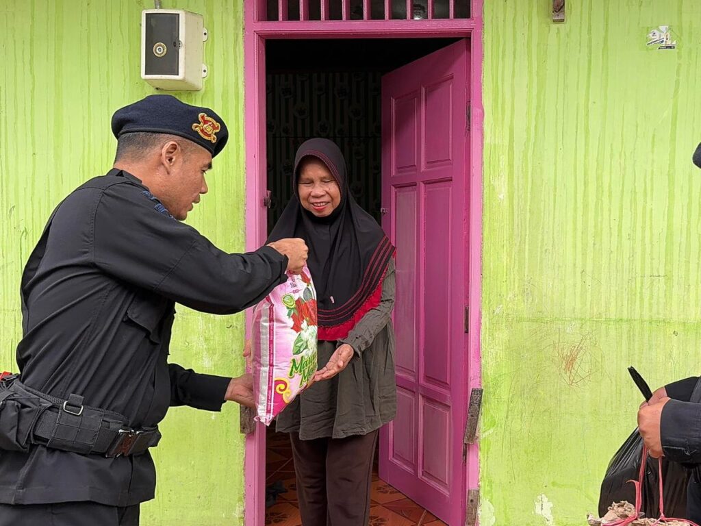 Jumat Berkah, Personel Batalyon B Pelopor Satbrimob Polda Kaltim Salurkan Bantuan kepada Warga Kurang Mampu WhatsApp Image 2026 03 13 at 09.55.19