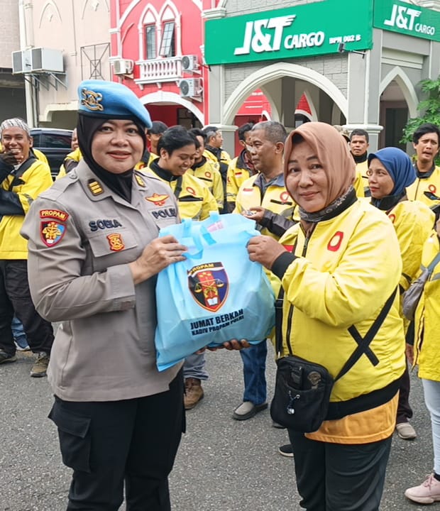 Program Jumat Berkah Kadiv Propam Polri, Bidpropam Polda Kaltim Bagikan Sembako kepada Pengemudi Ojek Online di Balikpapan WhatsApp Image 2026 03 13 at 12.43.05