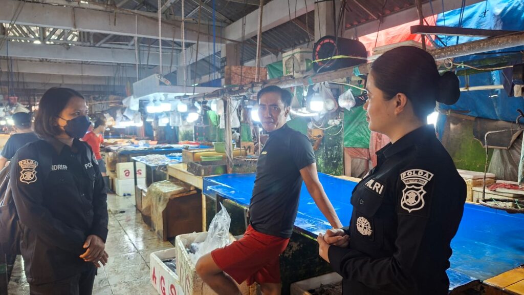 Satgas Humas Ops Ketupat Mahakam 2026 Sampaikan Imbauan Kamtibmas di Pasar Sepinggan Balikpapan WhatsApp Image 2026 03 13 at 15.14.52