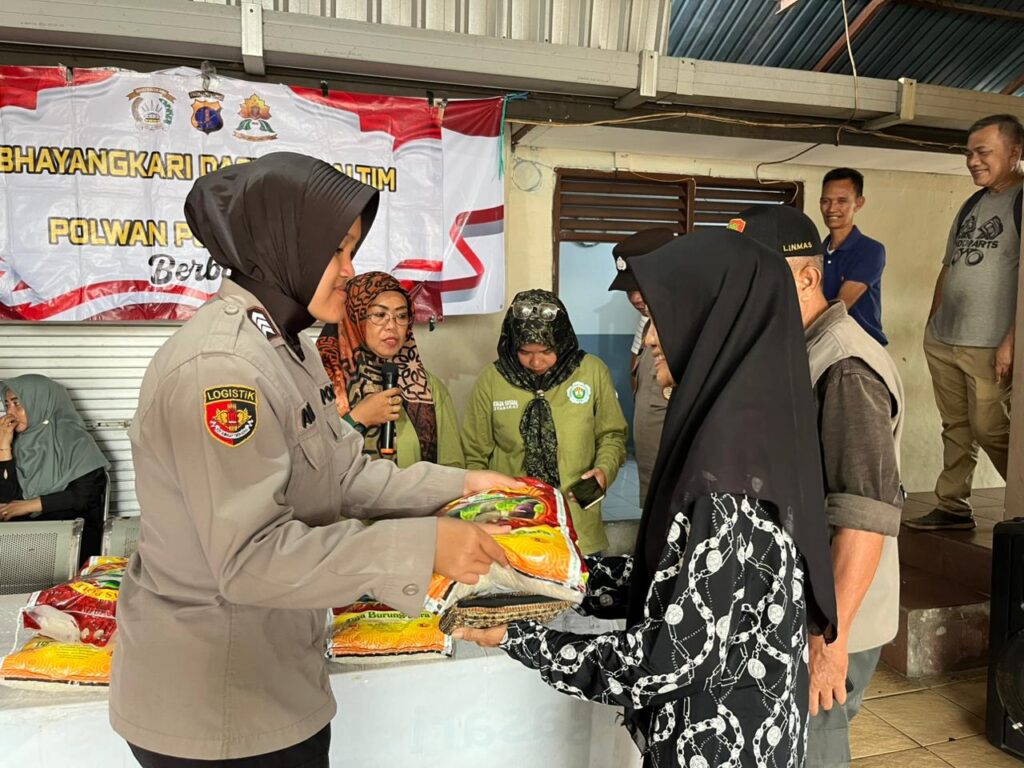 Wujud Kepedulian, Polwan Polda Kaltim bersama Bhayangkari Salurkan Sembako untuk Masyarakat WhatsApp Image 2026 03 14 at 13.53.01