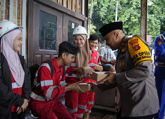Polri Untuk Masyarakat di Bulan Ramadhan, Wakapolda Kaltim Bagikan Takjil untuk Warga Pesisir di Perairan Balikpapan WhatsApp Image 2026 03 14 at 14.21.12