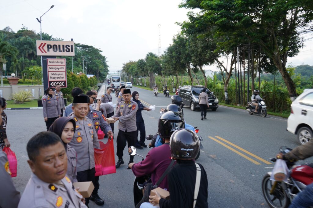Karolog dan Kayanma Polda Kaltim Bagikan 150 Takjil kepada Pengendara di Depan Mapolda WhatsApp Image 2026 03 18 at 17.31.48