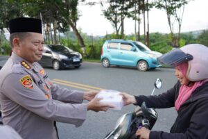 Karolog dan Kayanma Polda Kaltim Bagikan 150 Takjil kepada Pengendara di Depan Mapolda 1 WhatsApp Image 2026 03 18 at 17.31.50