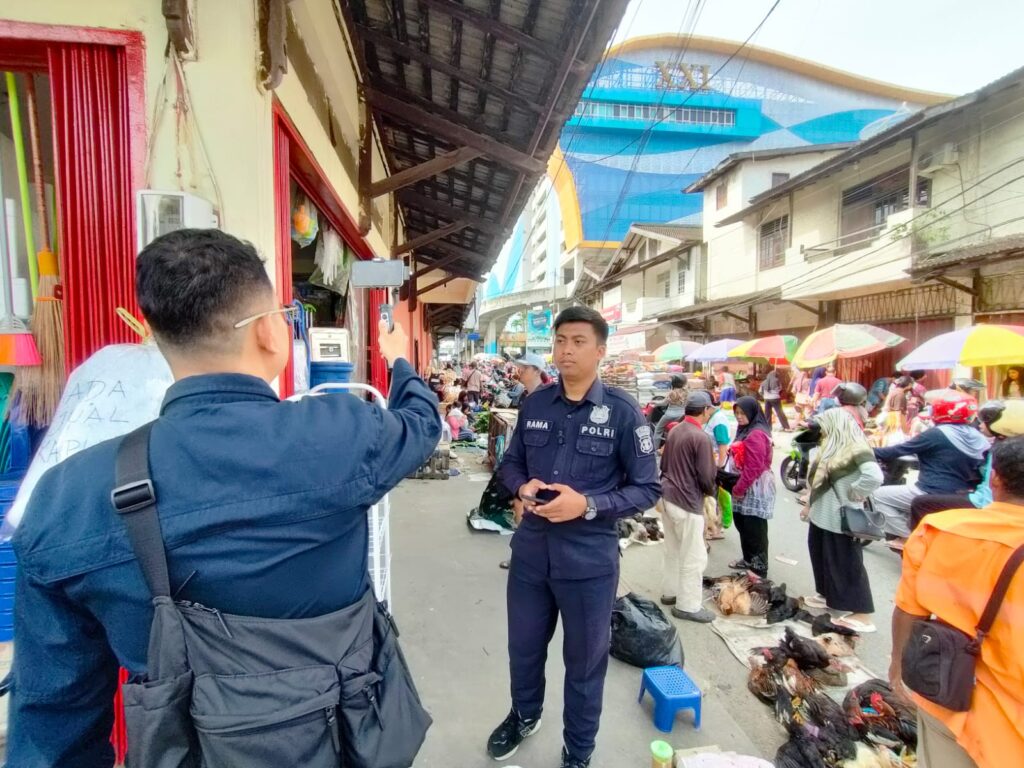 Satgas Humas Ops Ketupat Mahakam 2026 Sampaikan Aktivitas Masyarakat Jelang Lebaran di Pasar Baru Balikpapan WhatsApp Image 2026 03 19 at 10.22.24