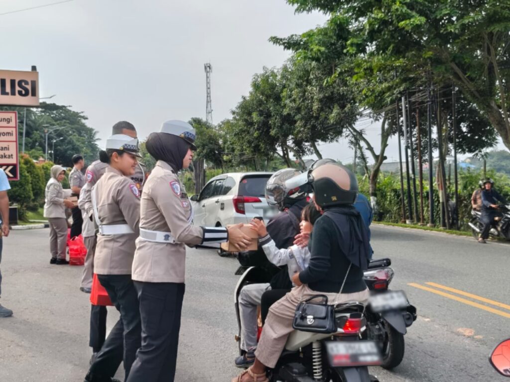 Tebar Kebaikan di Penghujung Bulan Ramadhan, Polda Kaltim Bagikan Ratusan Takjil untuk Masyarakat WhatsApp Image 2026 03 20 at 11.44.18