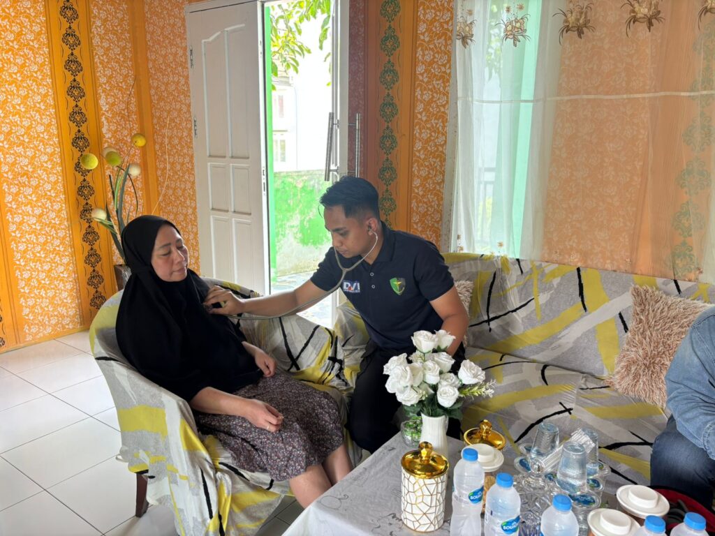 Biddokkes Polda Kaltim Laksanakan Home Visit, Berikan Layanan Kesehatan kepada Keluarga Personel WhatsApp Image 2026 03 25 at 07.33.30