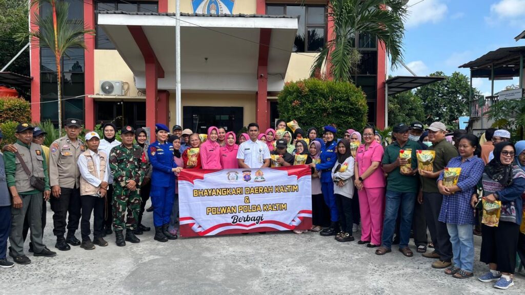 Polwan dan Bhayangkari Polda Kaltim Berbagi, Salurkan Bantuan kepada Warga Margo Mulyo Balikpapan Barat WhatsApp Image 2026 03 25 at 13.59.56