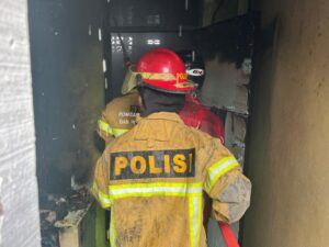 Api Berkobar di Balikpapan Barat, Polda Kaltim Sigap Lakukan Penanganan Cepat Bantu Padamkan Kebakaran 1 WhatsApp Image 2026 03 26 at 19.56.17