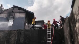 Api Berkobar di Balikpapan Barat, Polda Kaltim Sigap Lakukan Penanganan Cepat Bantu Padamkan Kebakaran 3 WhatsApp Image 2026 03 26 at 19.57.18