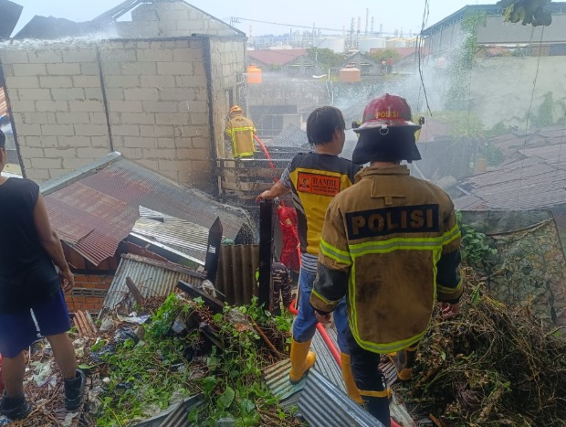 Api Berkobar di Balikpapan Barat, Polda Kaltim Sigap Lakukan Penanganan Cepat Bantu Padamkan Kebakaran WhatsApp Image 2026 03 26 at 20.00.51
