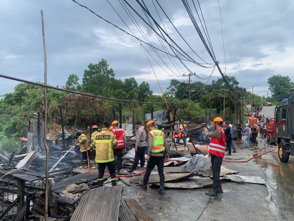 Sinergi Ditsamapta dan Brimob Polda Kaltim Tanggap Cepat Padamkan Kebakaran di Kariangau Balikpapan Barat WhatsApp Image 2026 03 30 at 16.25.19