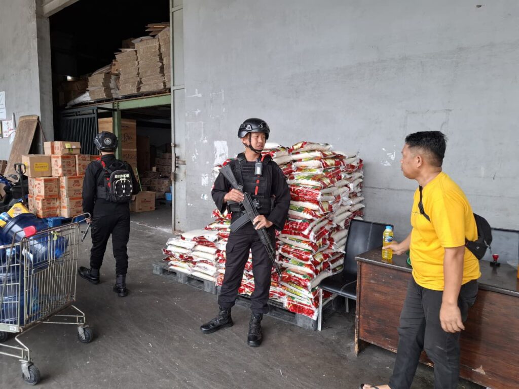 Jaga Stabilitas Jelang Idul Fitri, Brimob Kaltim Perketat Pengamanan di Pusat Perbelanjaan brimob 1