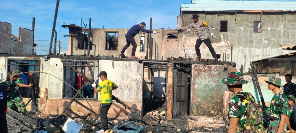 TNI-Polri Bersama Warga Kerja Bakti Bersihkan Lokasi Pasca Kebakaran di Berebas Tengah Bontang btg