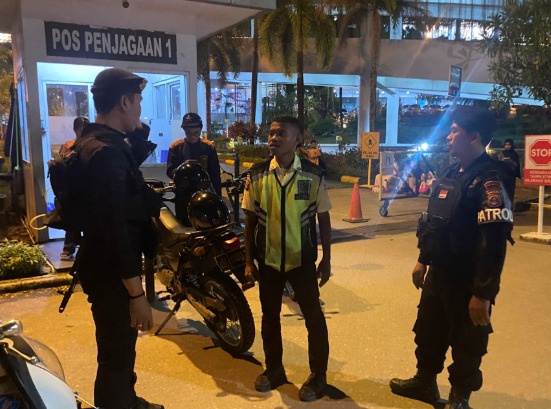 Patroli Malam Minggu, Sat Brimob Polda Kaltim Sisir Objek Vital di Kawasan Sungai Kunjang Samarinda image 1 1